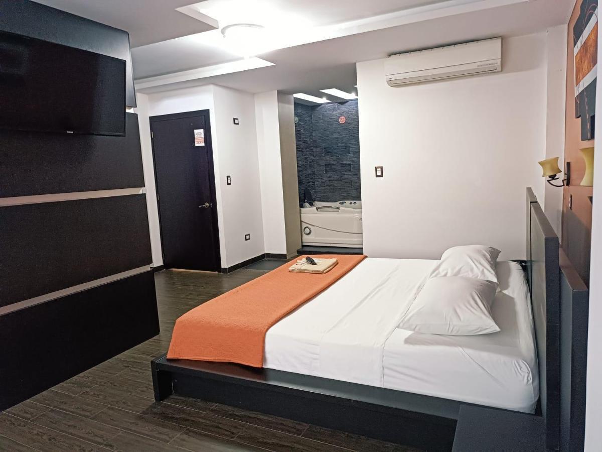 Hotel Quezada Hermanos ซานโต โดมิงโก เด ลอส โคโลราโดส ภายนอก รูปภาพ